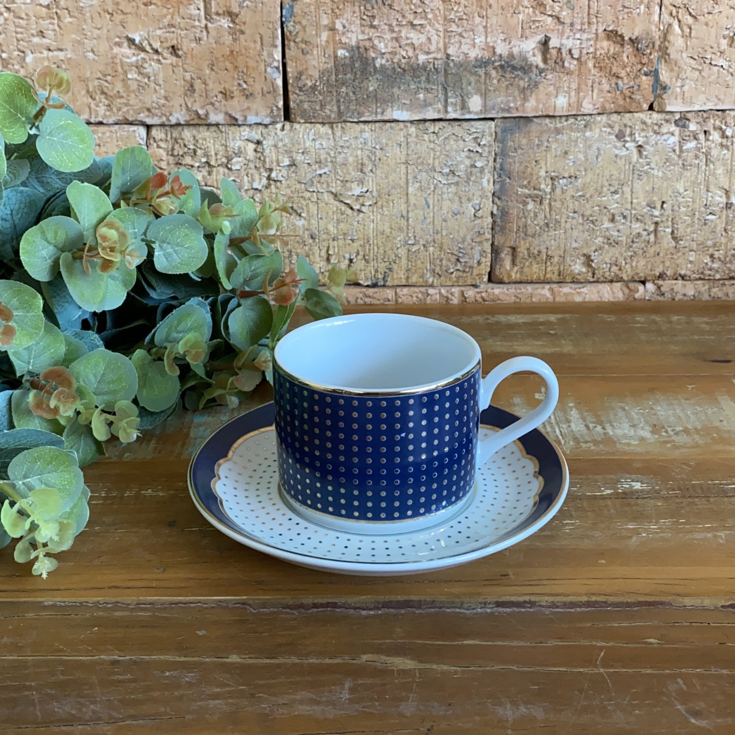 Um jogo de chá com um bule e xícaras de chá sobre uma mesa.
